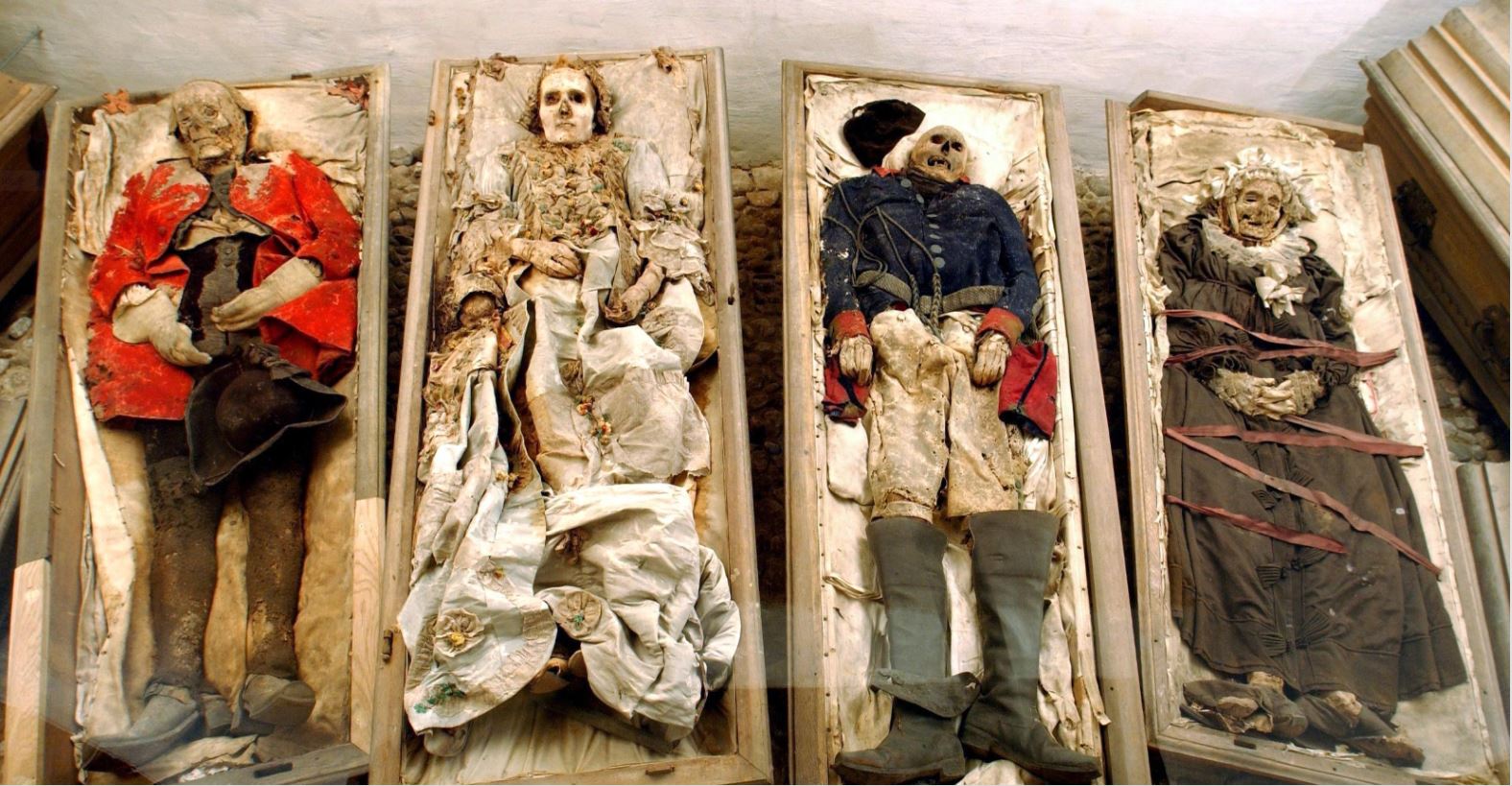 1576x819, 259 Kb / гроб, труп, покойник, скелет, форма, платье