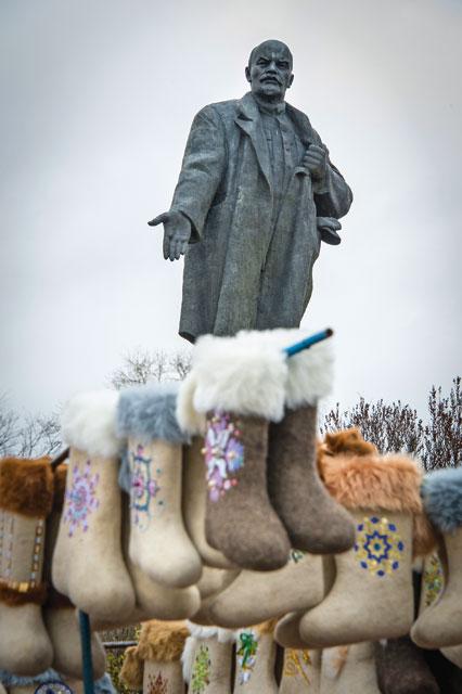 426x640, 34 Kb / ленин, валенки, ракурс