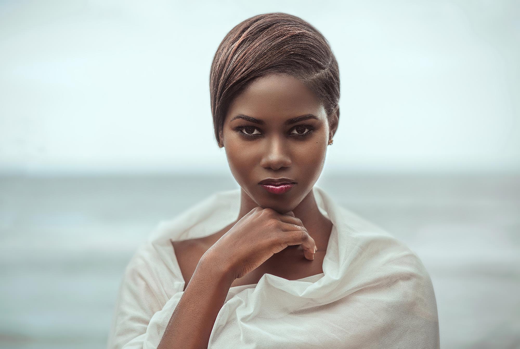 2000x1345, 170 Kb / темнокожая, накидка