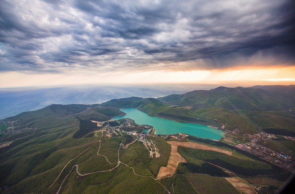 1024x674, 150 Kb / озеро, предгорье, море, облака, закат