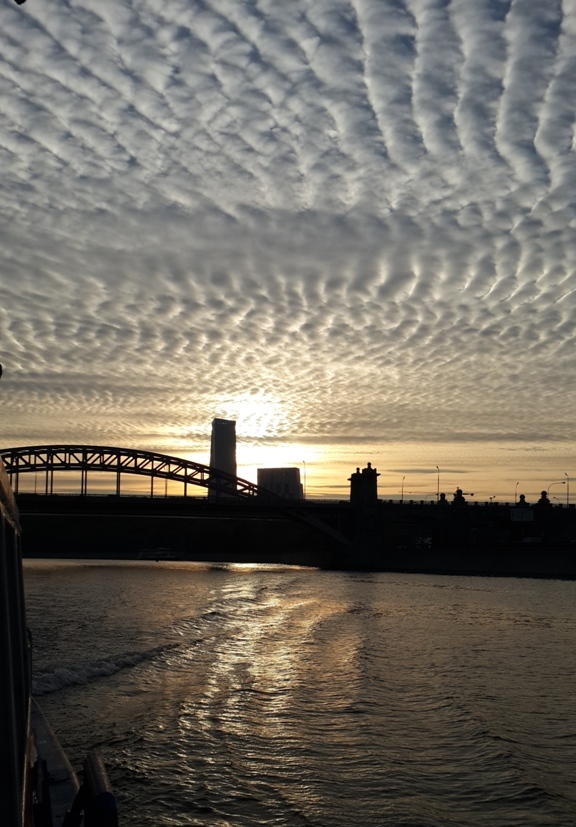 576x827, 219 Kb / прогулка, облака, волны, мост, безмятежность