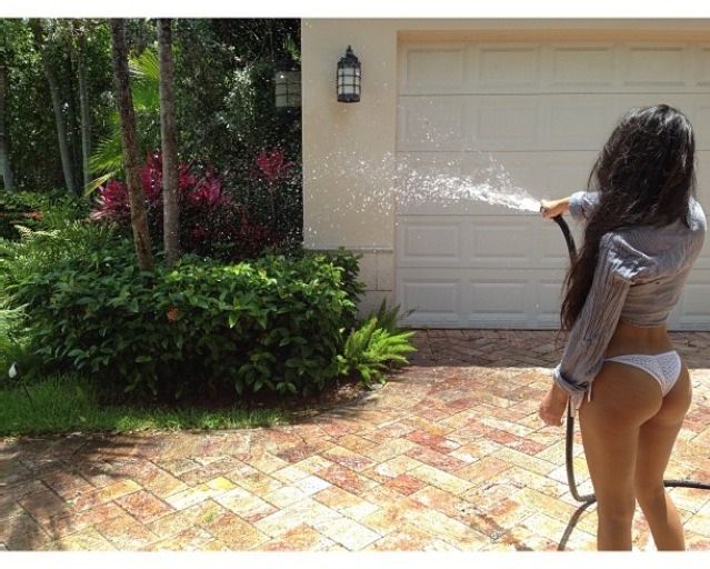 639x512, 121 Kb / попа, брюнетка, вода, шланг, поливка, брызги