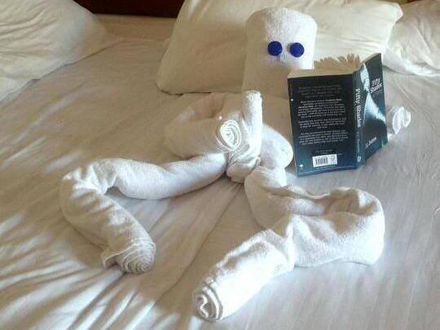 635x476, 42 Kb / 50 оттенков, книга, полотенце, скульптура, онанист