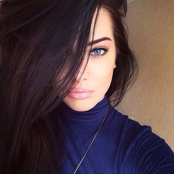 604x604, 80 Kb / брюнетка, волосы, лицо, красавица, глаз, губы, селфи