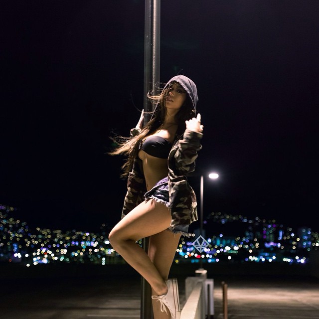 640x640, 68 Kb / ночь, столб, шорты, капюшон