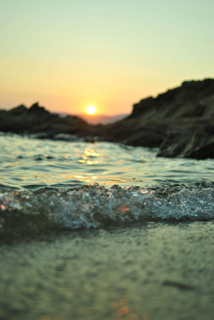 685x1024, 212 Kb / закат, волна, скалы