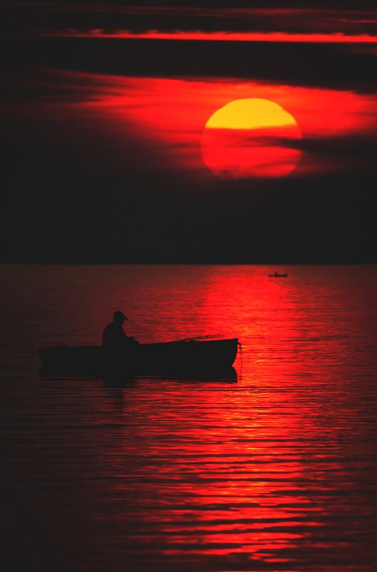 530x804, 45 Kb / рыбак, лодка, закат, солнце