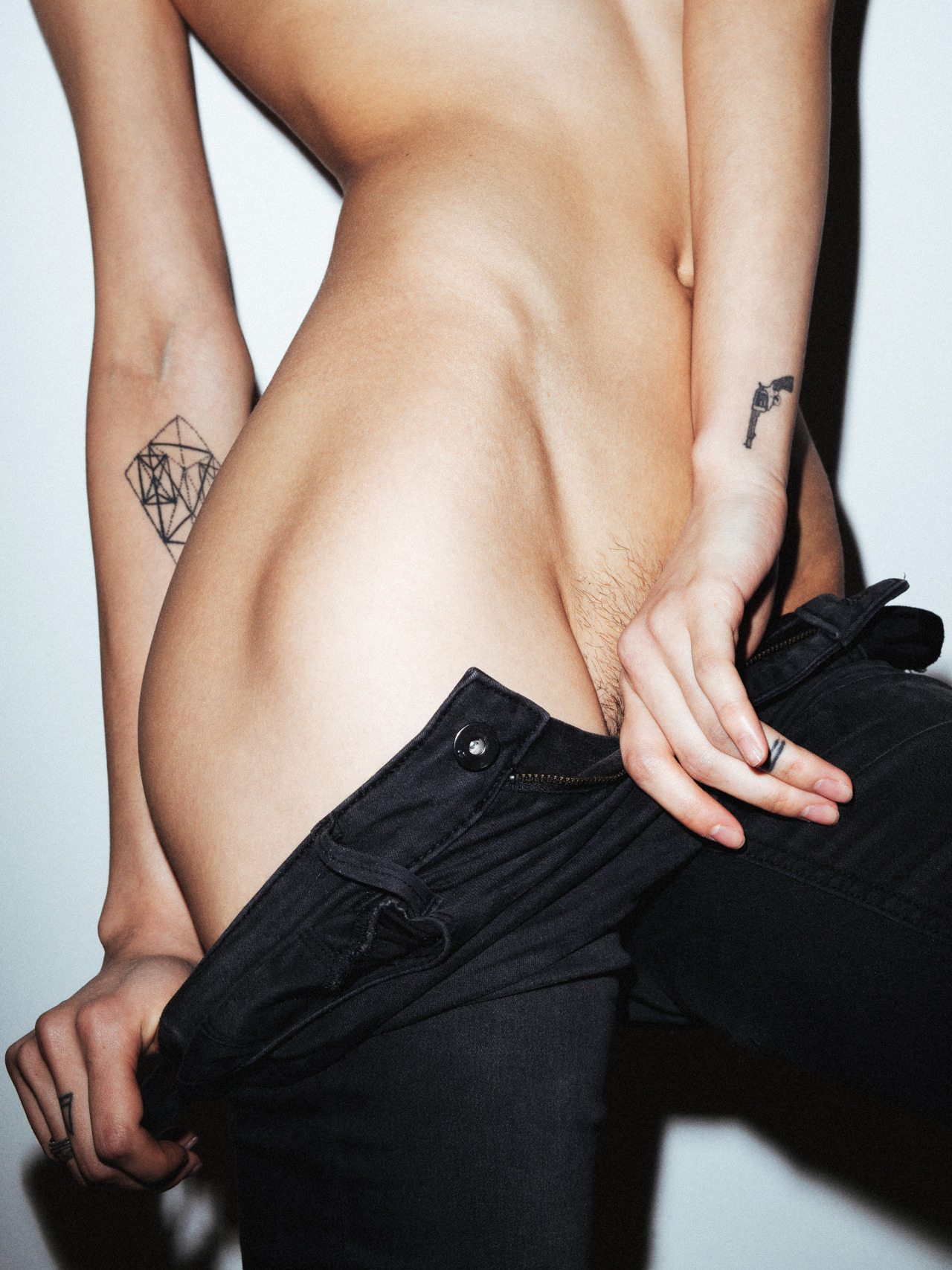 1280x1707, 340 Kb / джинсы, тату, пистолет, худая, мохнатая