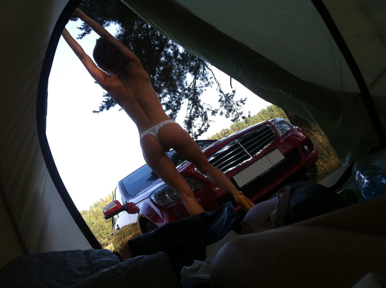 1280x956, 173 Kb / палатка, утро, машина, мерседес, трусы, девушка, силуэт