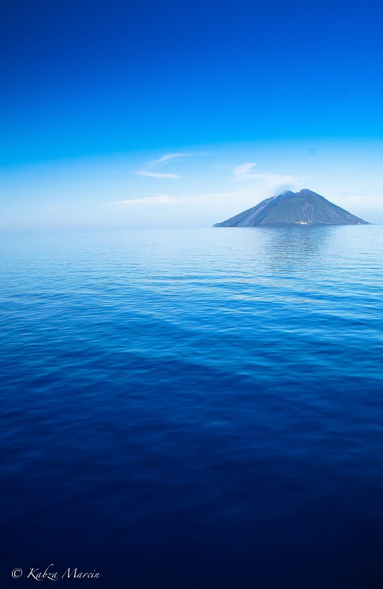 762x1170, 125 Kb / гора, море, синева