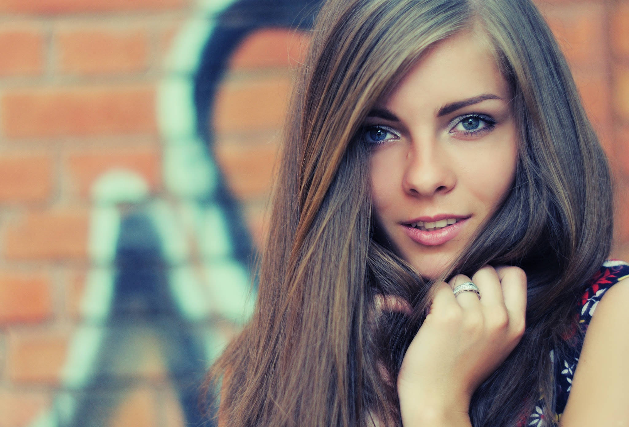 2048x1391, 322 Kb / девушка, Nadein, кольцо, стена, граффити, голубоглазая, улыбка