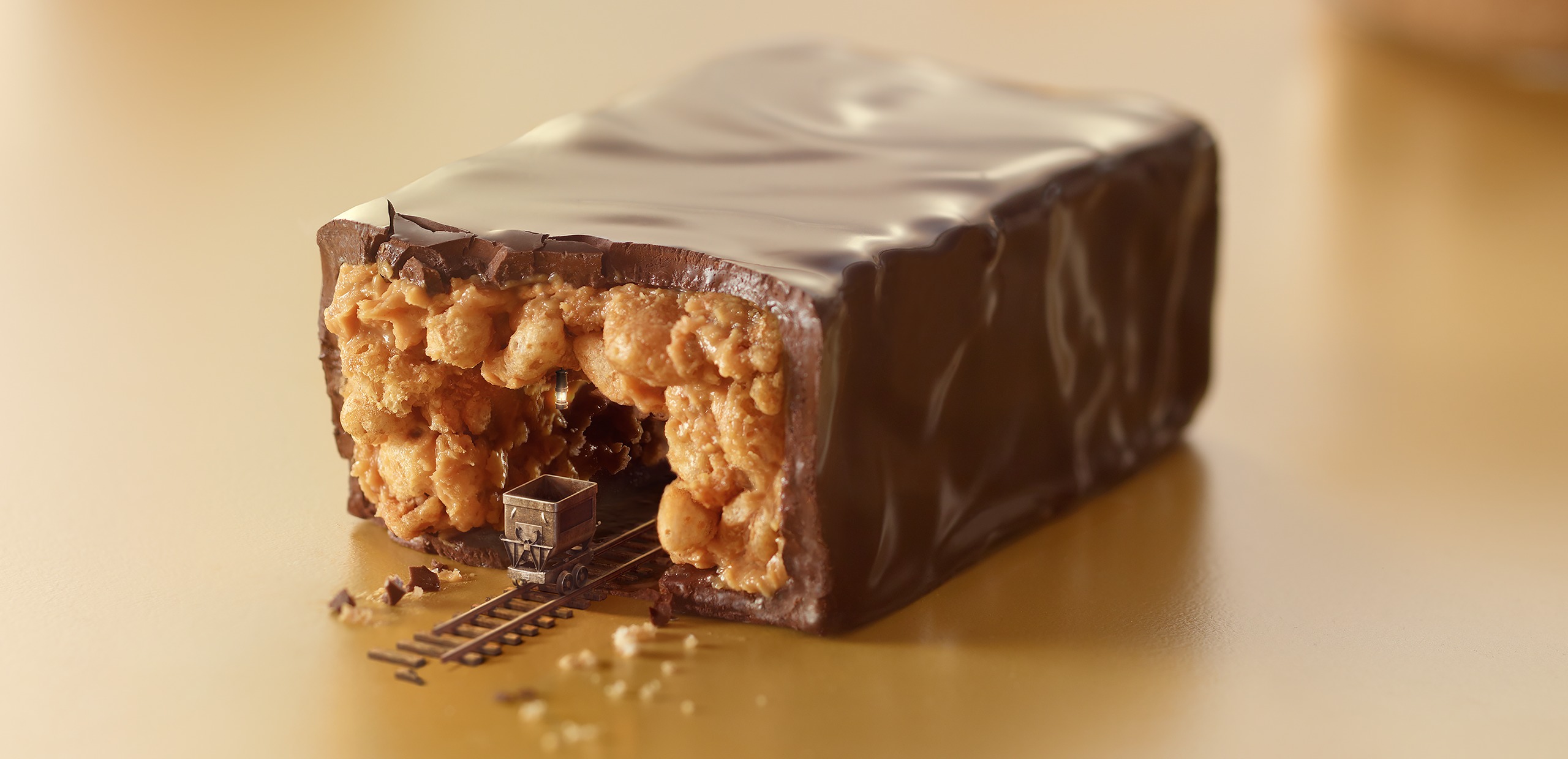 2560x1240, 332 Kb / конфета, шоколад, начинка, вагонетка, рельсы, шахта