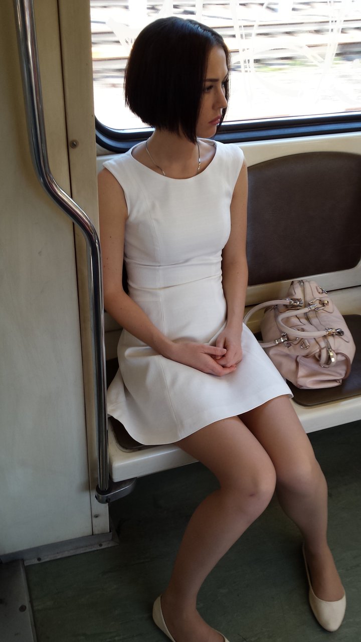 720x1280, 107 Kb / девушка, брюнетка, карэ, метро, белое платье, сумка, ножки, Настя