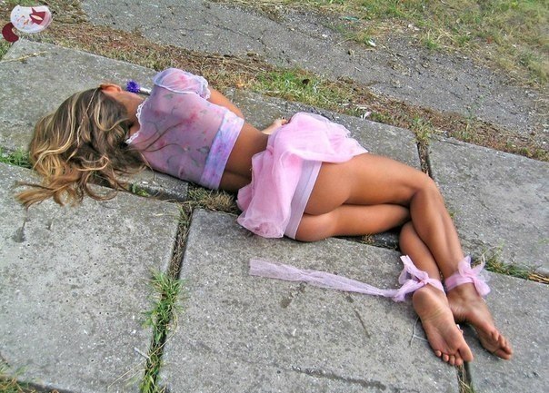 604x433, 99 Kb / последний, звонок, пьяная, лежит, попа, розовое, плитка