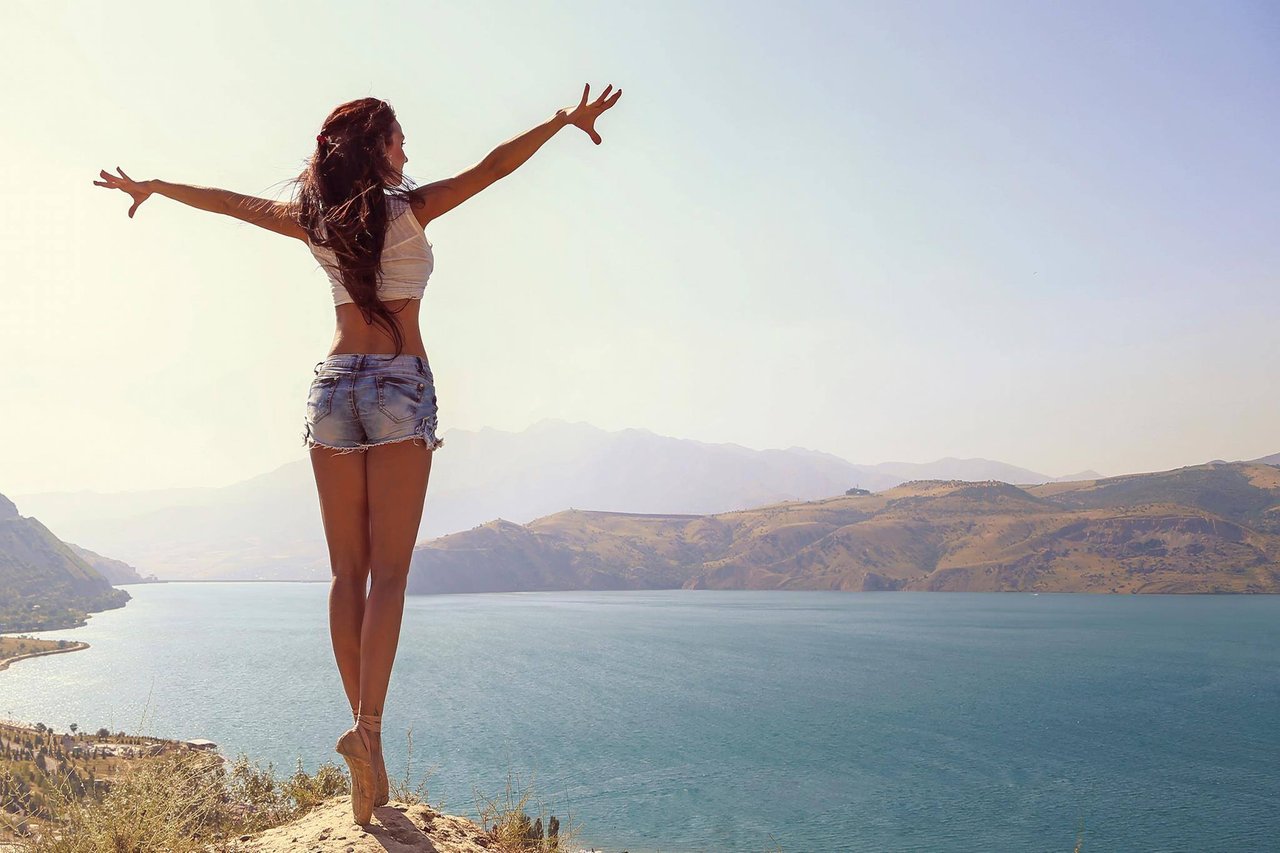 1280x853, 139 Kb / брюнетка, шорты, балетки, вид, горы, вода