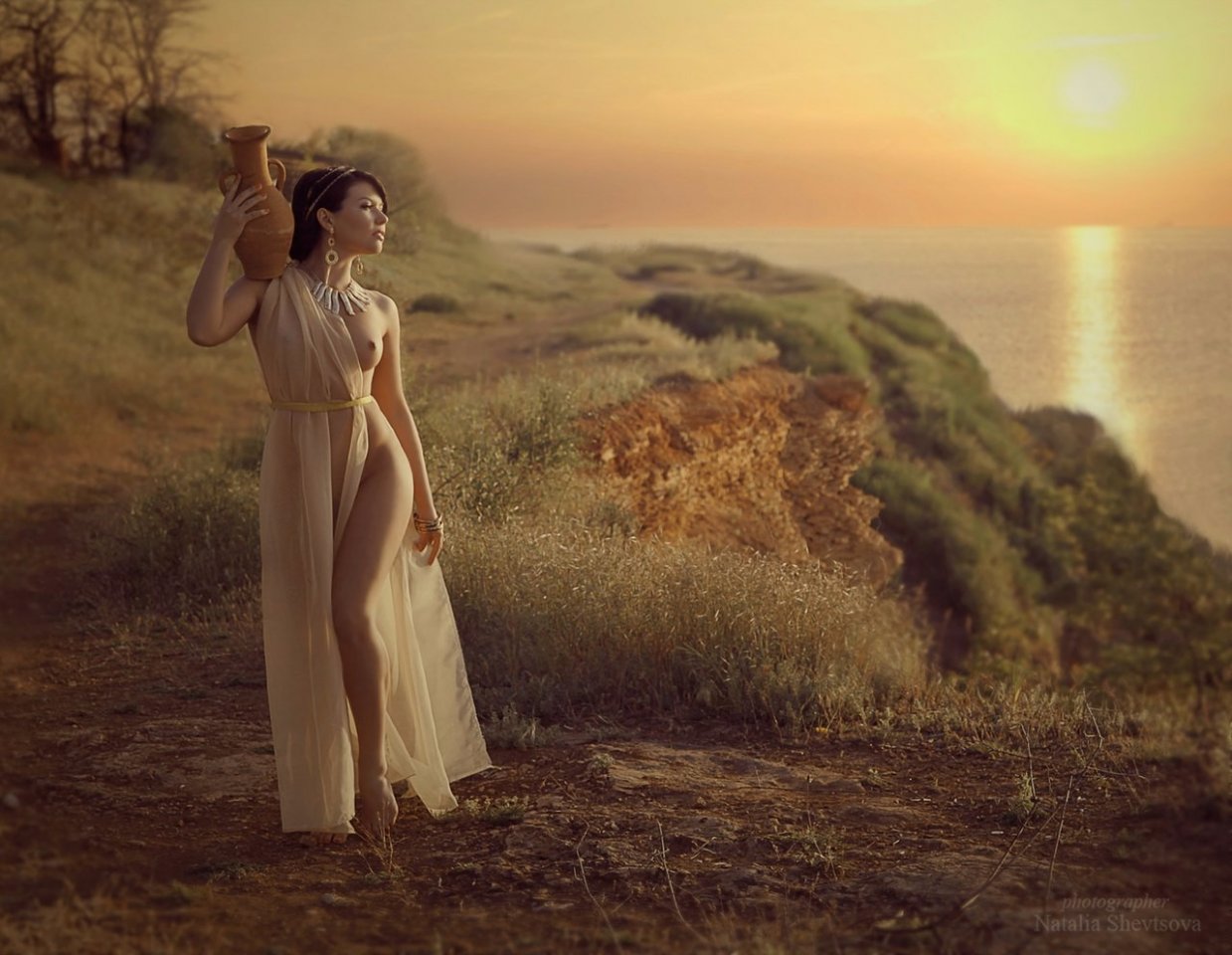 1239x960, 157 Kb / девушка, брюнетка, тога, обрыв, ваза, зелень, белый, кувшин, солнце, пояс