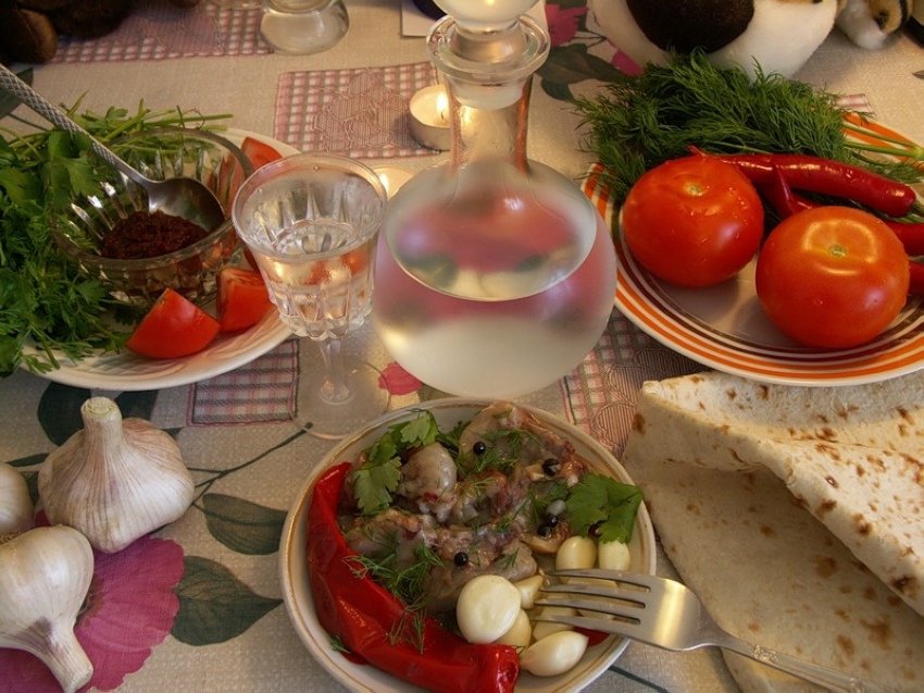 850x637, 125 Kb / водка, закуска, помидоры, грибы, чеснок, рюмка, зелень