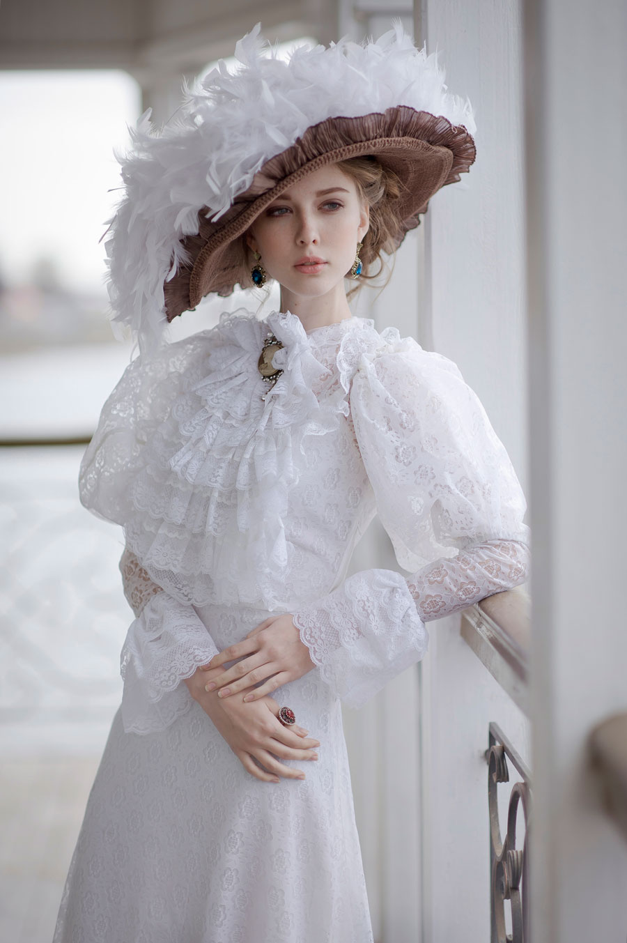 900x1353, 135 Kb / девушка,платье,шляпа