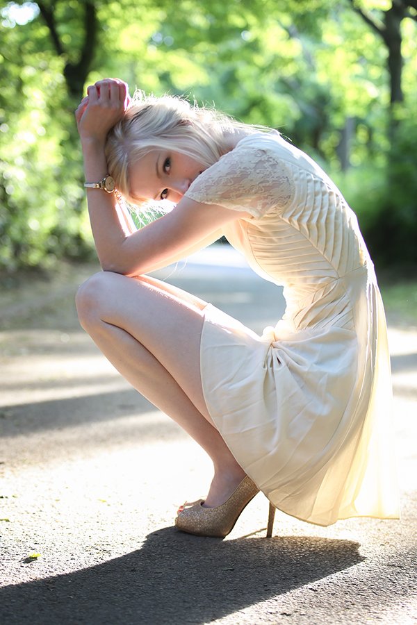 600x900, 112 Kb / блондинка, платье, на корточках, туфли, часы, каблуки