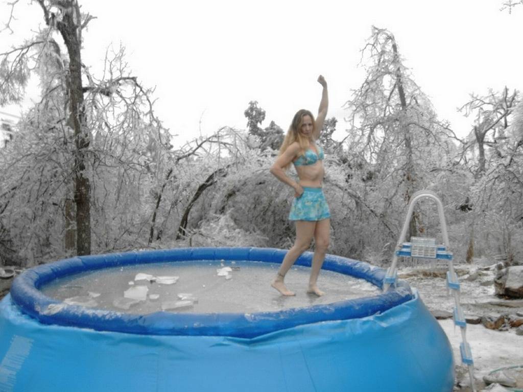 1024x768, 90 Kb / Бассейн, лёд, замёрз, лесенка, девушка