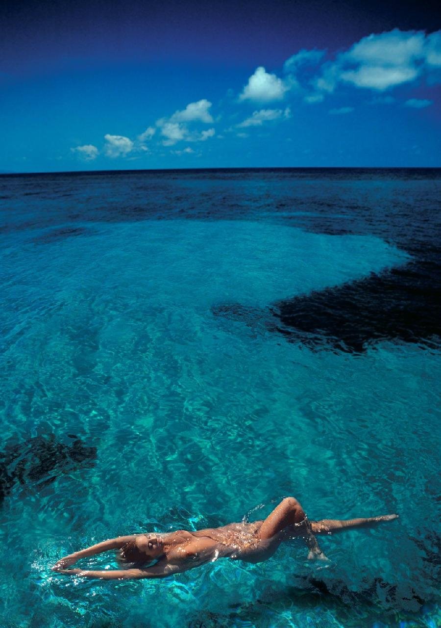 900x1280, 173 Kb / море, небо, облака, голая