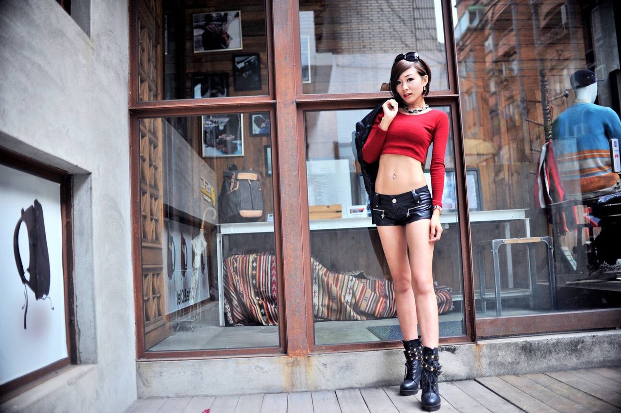 1280x851, 226 Kb / азиатка, топик, шорты, ботинки, витрина, стекло, отражение