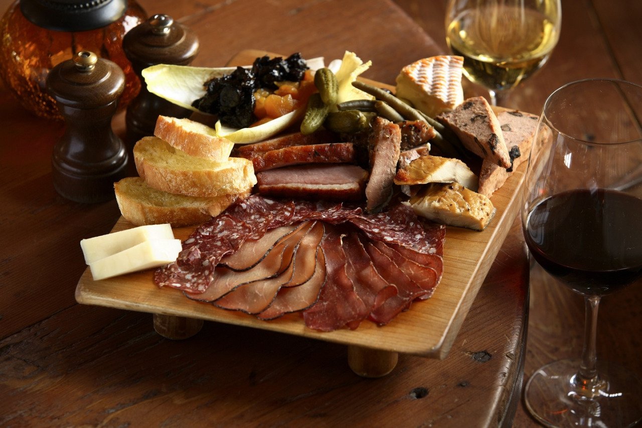 1280x853, 313 Kb / еда, вкусно, нарезка, вино, мельница, рецепт