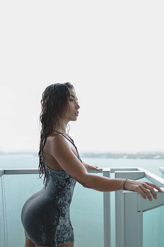 661x992, 81 Kb / жопа, балкон, мокрая, в облипку