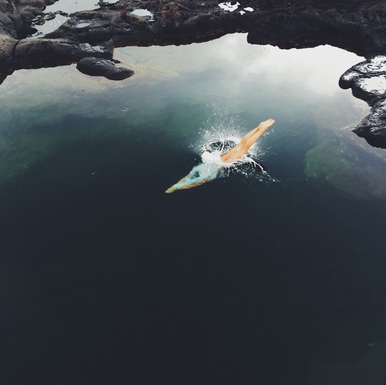 1280x1279, 298 Kb / прыжок, озеро, брызги, горы