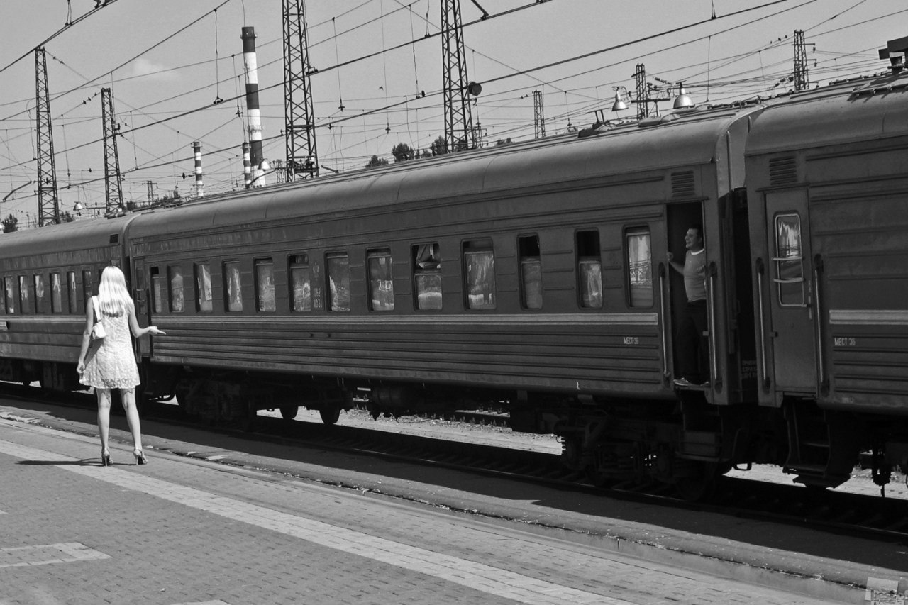 1280x853, 206 Kb / поезд, перрон, девушка, блондинка, провожает, ч/б
