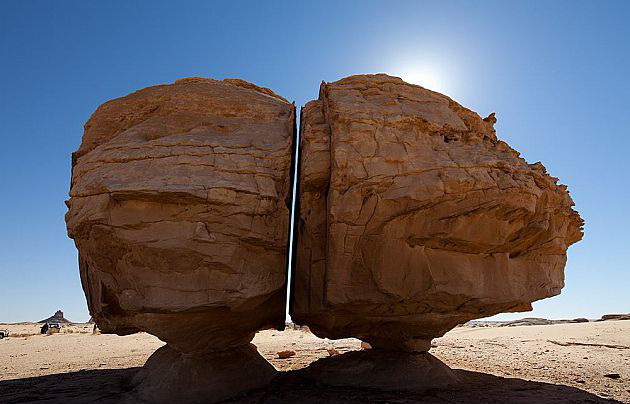 630x404, 72 Kb / скала, солнце, щель