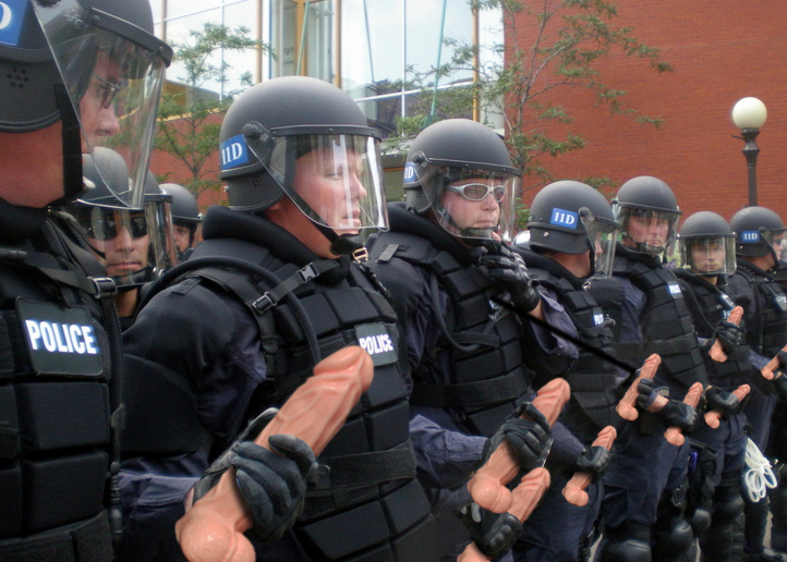 722x516, 310 Kb / фаллос, полисмен