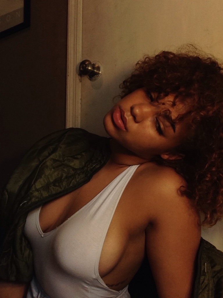 767x1024, 168 Kb / негритянка, кучерявая, сиськи