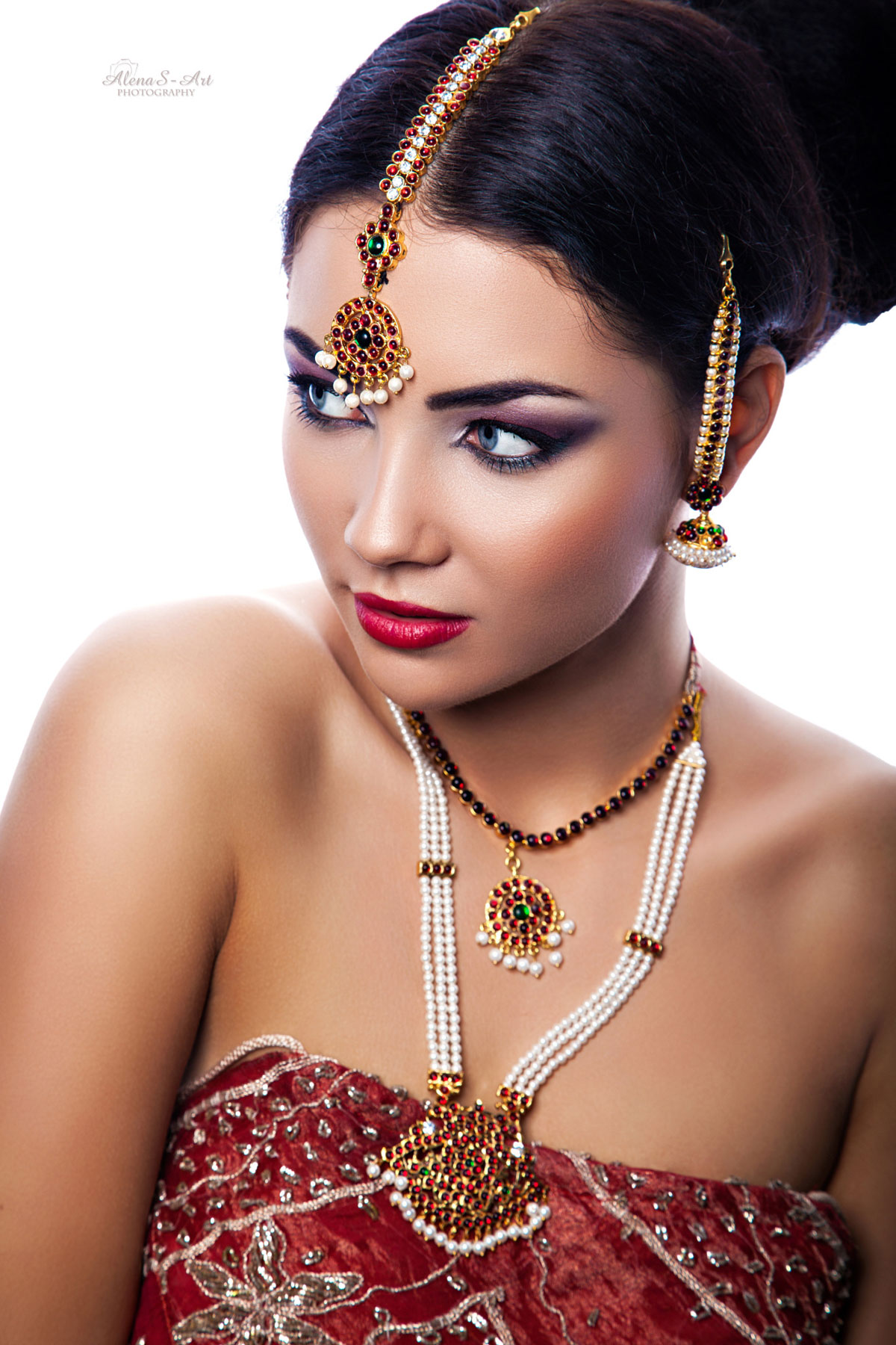 1200x1800, 345 Kb / брюнетка, украшения, помада, красное