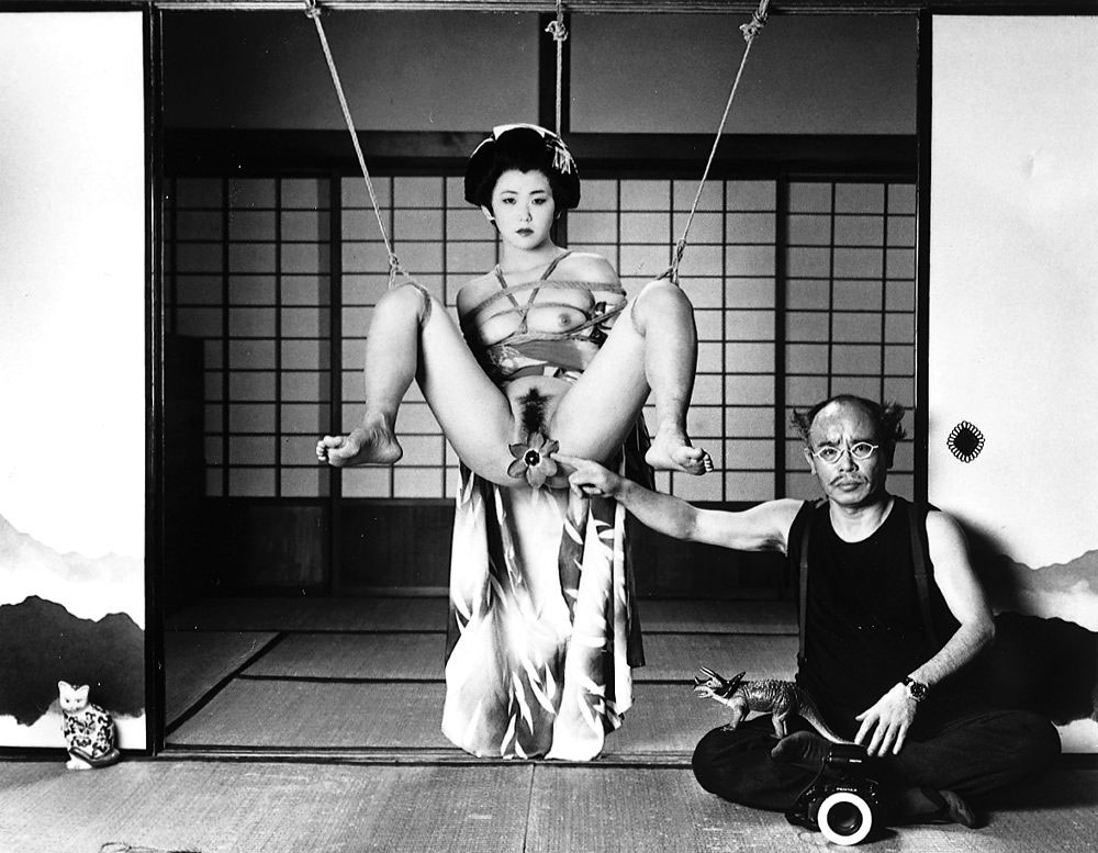 1000x777, 131 Kb / Нобуёси Араки, фотограф, модель, бдсм, цветок, ч/б,