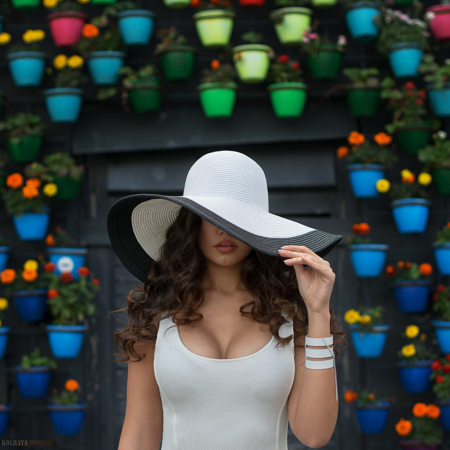 900x900, 221 Kb / Белая, шляпа, горшки