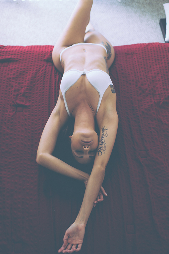 540x810, 276 Kb / тату, бедра, белое, фигура, брюнетка