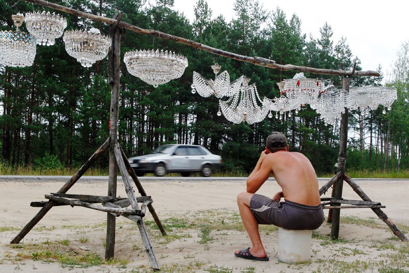 800x533, 151 Kb / люстры, дорога, продавец