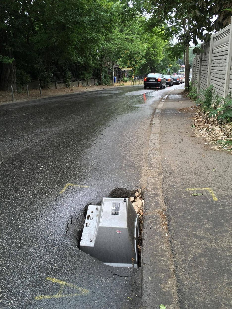 936x1248, 344 Kb / монитор, телевизор, яма, дорога