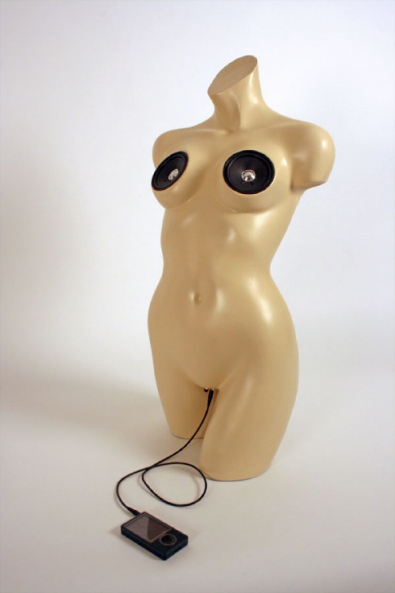 800x1200, 253 Kb / Колонки, женщина, манекен, плеер, грудь, динамики