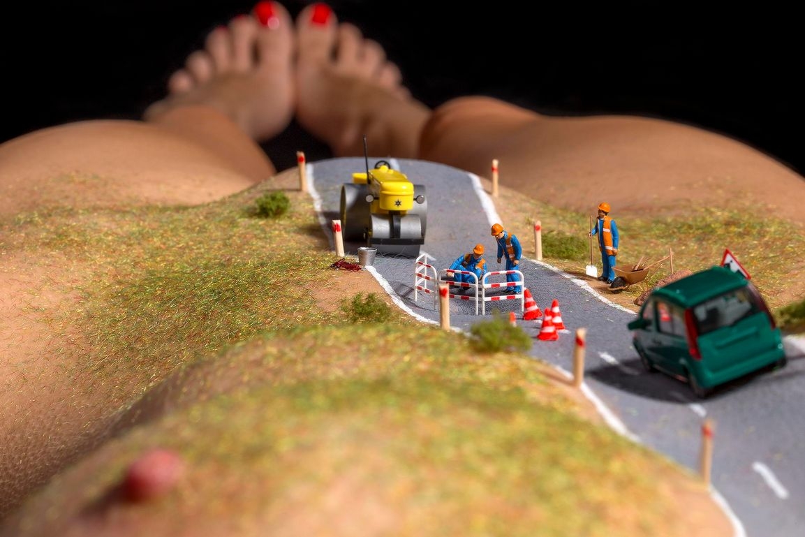 1153x769, 353 Kb / газон, трава, дорога, нога