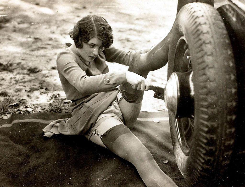 1024x784, 152 Kb / ремонт, автомобиль, баба, чулки, ретро, ч/б, колесо
