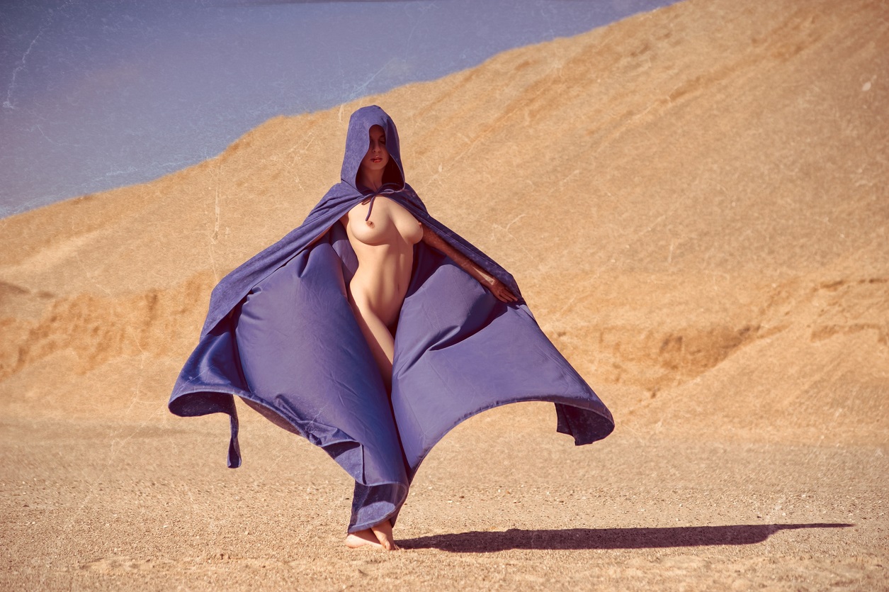 1255x835, 342 Kb / сиськи, плащ, пустыня, накидка, капюшон