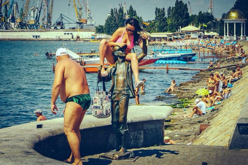 960x641, 140 Kb / девушка, статуя, сверху, Бердянск