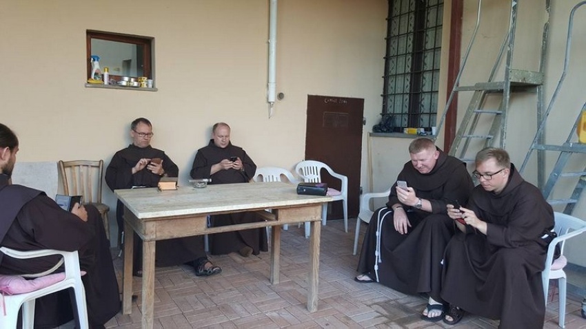 850x478, 144 Kb / монахи, смартфоны