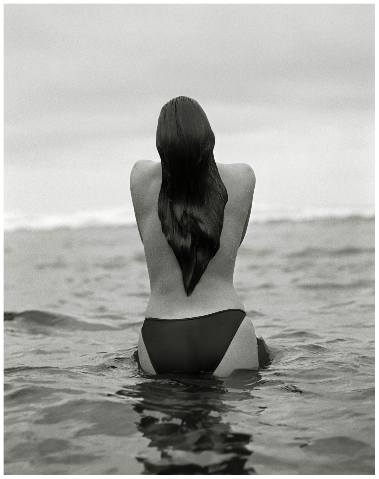 1286x1625, 264 Kb / Спина, вода, брюнетка, волосы, ч/б