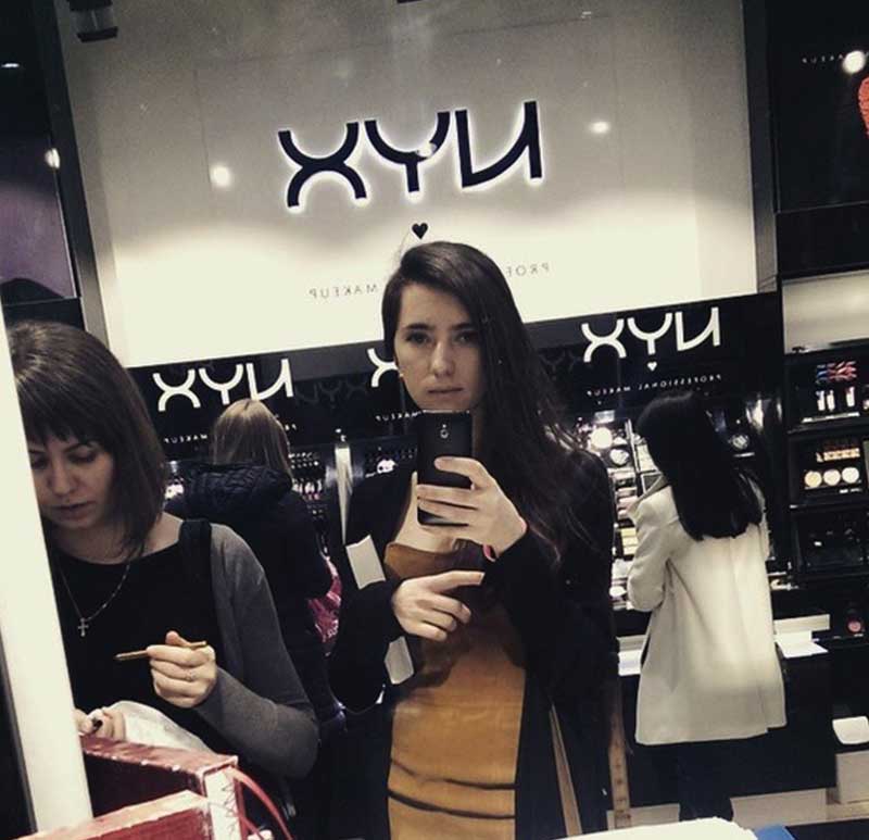 800x773, 50 Kb / девушка, селфи, NYX, зеркало, хуй, магазин