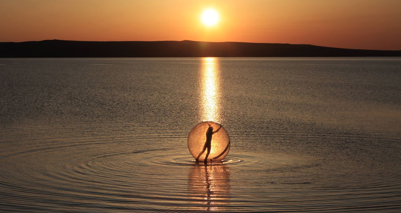 1280x683, 145 Kb / вода, солнце, шар, девушка