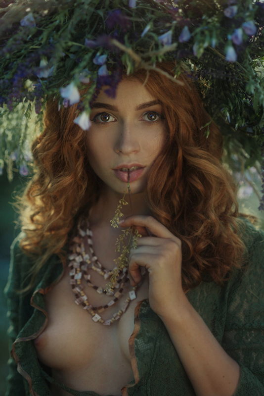 534x800, 302 Kb / рыжая, сиськи, взгляд, цветы, девка, травинка, венок, бусы