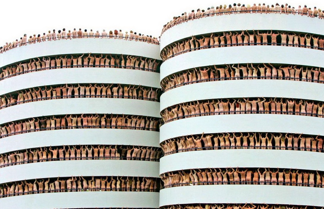 1092x707, 315 Kb / здание, жопы, голые